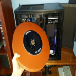 Los discos duros pioneros de la historia eran de dimensiones colosales. Posteriormente, se produjo un avance extraordinario: la miniaturización. Los discos duros pioneros de la historia eran de dimensiones colosales. Posteriormente, se produjo un avance extraordinario: la miniaturización.