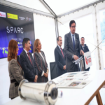 En España, el ministro Óscar López inaugura la primera piedra de la futura fábrica de chips fotónicos de Sparc en Vigo.