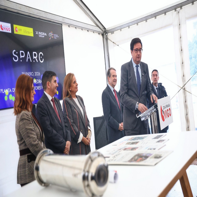 En España, el ministro Óscar López inaugura la primera piedra de la futura fábrica de chips fotónicos de Sparc en Vigo.