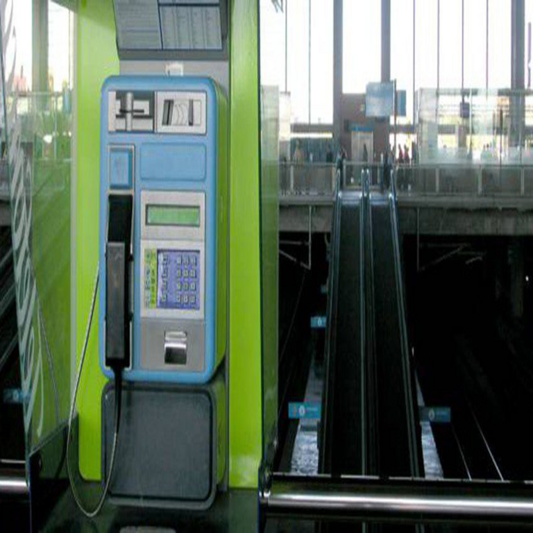 Perú: Reminiscencia de las cabinas telefónicas, en las que algunas permanecen operativas y otras adquieren nuevas funciones.