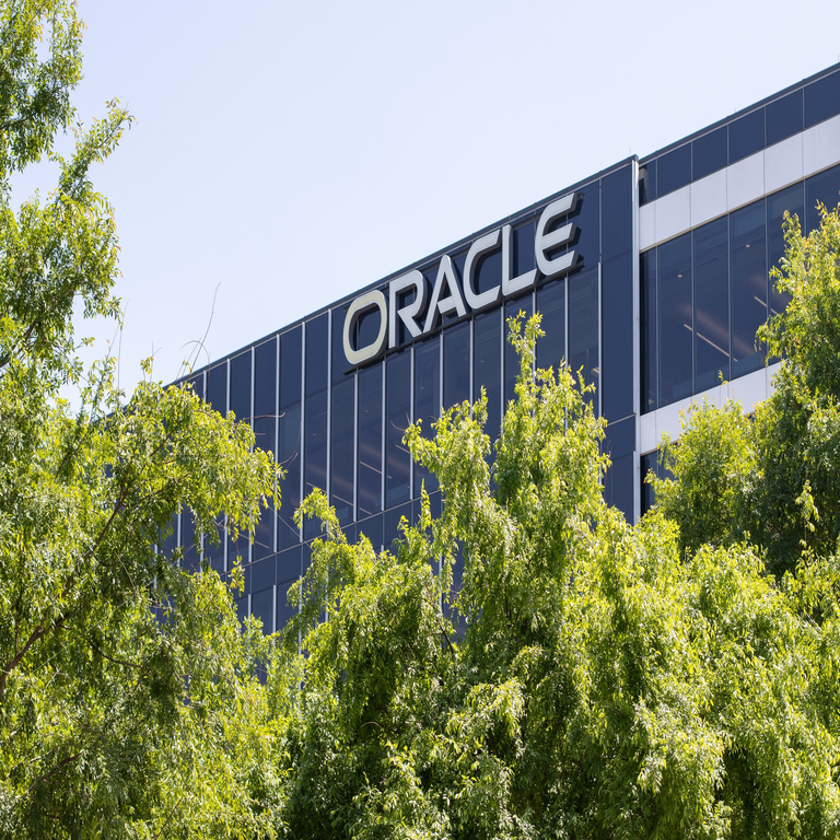Oracle podría recortar hasta 30.000 empleos para financiar la expansión de centros de datos de IA mientras los bancos estadounidenses se repliegan. Oracle podría recortar hasta 30.000 empleos para financiar la expansión de centros de datos de IA mientras los bancos estadounidenses se repliegan.