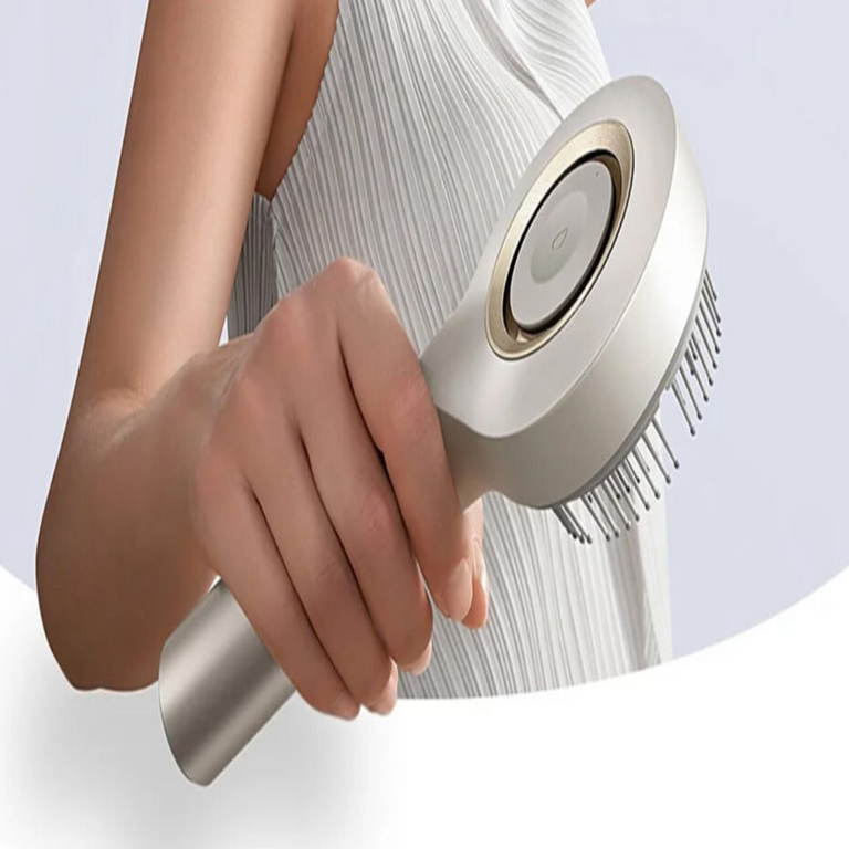 El peine inteligente con funciones de masaje, calentamiento, cuidado capilar y un precio aproximado de 100 dólares. El peine inteligente con funciones de masaje, calentamiento, cuidado capilar y un precio aproximado de 100 dólares.