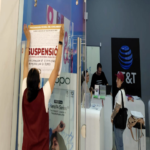 En México, la Profeco suspende la comercialización de servicios de telecomunicaciones en tres establecimientos de AT&T.