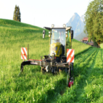 El tractor eléctrico innovador de la familia Knüsel, diseñado para transformar la agricultura europea: opera con energía solar y es totalmente silencioso.