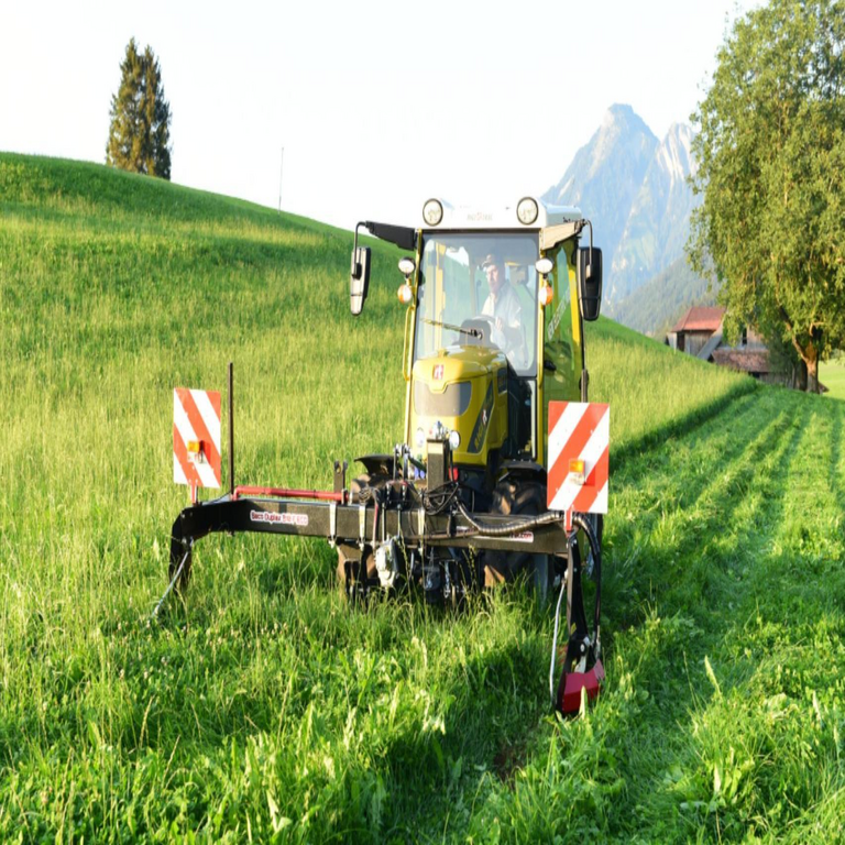 El tractor eléctrico innovador de la familia Knüsel, diseñado para transformar la agricultura europea: opera con energía solar y es totalmente silencioso.