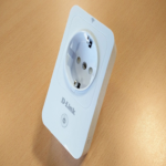 ¿Existen riesgos al instalar un exceso de enchufes inteligentes con conectividad Wi-Fi en un hogar automatizado?