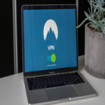 ¿En qué se basa la funcionalidad del acelerador VPN integrada en ciertas aplicaciones?