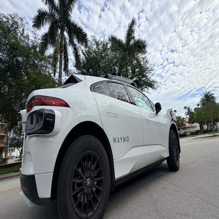 Eliminación de propinas y esperas: ahora es posible desplazarse en un vehículo autónomo desde el aeropuerto. Eliminación de propinas y esperas: ahora es posible desplazarse en un vehículo autónomo desde el aeropuerto.