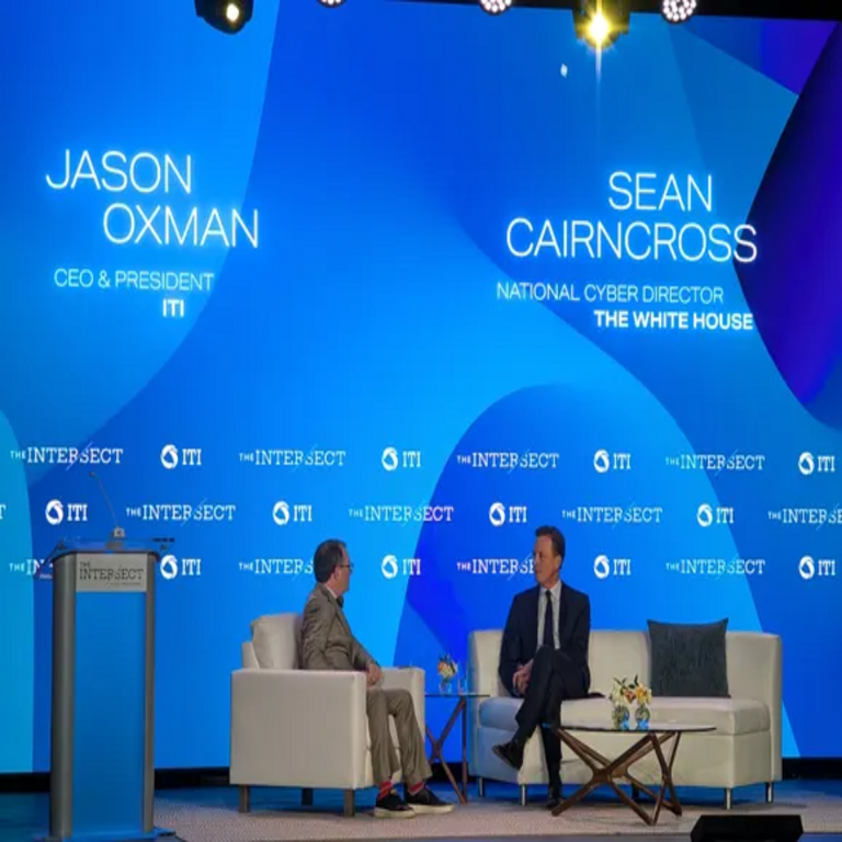 El director nacional de ciberseguridad solicita la colaboración de la industria para reformar las regulaciones y mejorar el intercambio de información sobre amenazas.