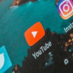 Noticia desfavorable: ya no es viable utilizar el método para reproducir videos de YouTube con la pantalla activa sin suscripción Premium.