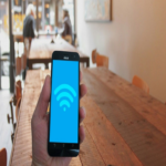 He habilitado el punto de acceso Wi-Fi en mi dispositivo móvil para compartir la conexión con un individuo desconocido; ¿podrían derivarse riesgos de seguridad o problemas asociados?