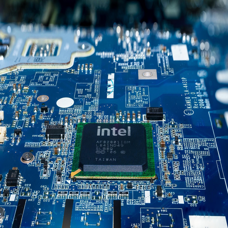 Intel dirige su enfoque hacia las GPUs para centros de datos en medio de transformaciones en la infraestructura impulsadas por la inteligencia artificial.