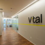 Oi pone a la venta una participación en V.tal por un mínimo de 12,3 mil millones de reales.