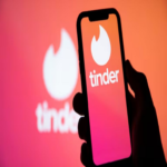Tinder invierte en inteligencia artificial para enfrentar la fatiga por deslizamientos y el agotamiento en aplicaciones de citas.