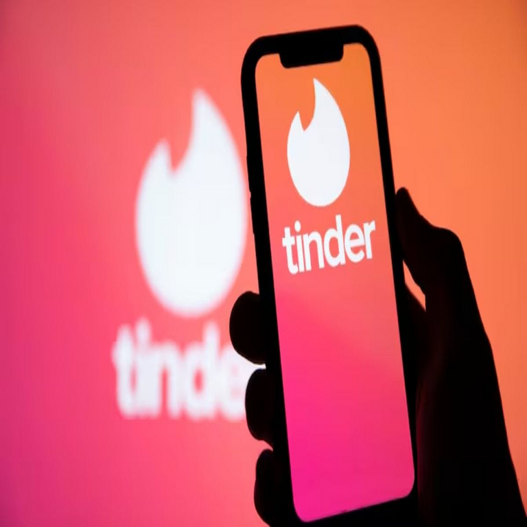 Tinder invierte en inteligencia artificial para enfrentar la fatiga por deslizamientos y el agotamiento en aplicaciones de citas.