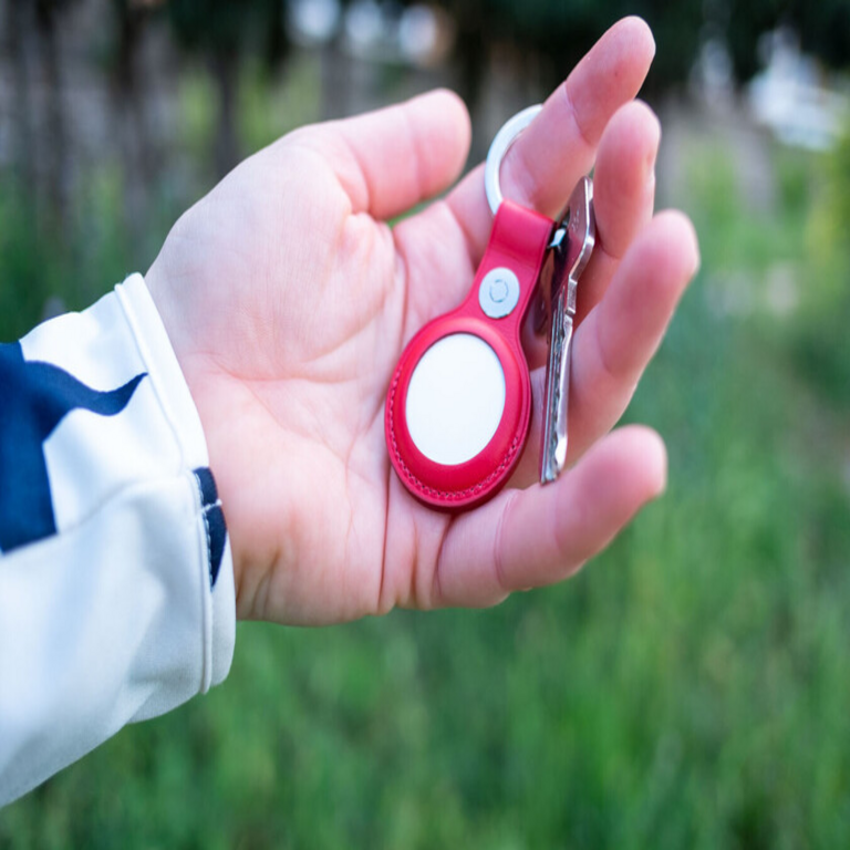 Accesorios de cuero, como llaveros, para transformar radicalmente los AirTag de su pareja.