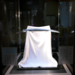 La más extensa colección de katanas forjadas por Muramasa, las emblemáticas espadas legendarias con reputación maldita: un cristal resguarda a los visitantes de su presunta sed de sangre.