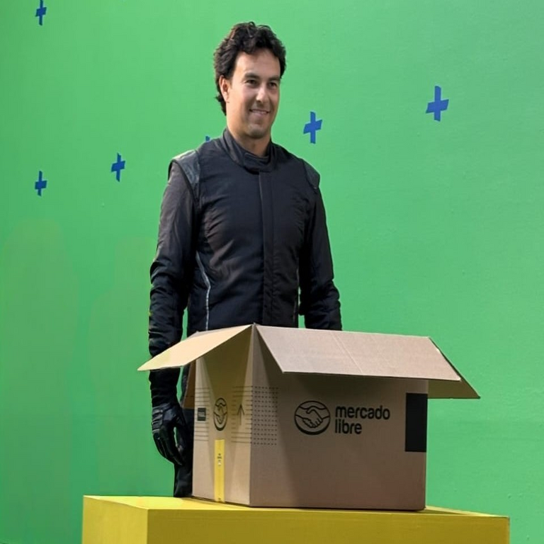 Sergio Pérez retorna a la Fórmula 1 con el apoyo de Mercado Libre.