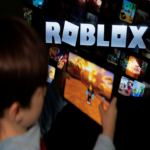 Roblox introduce una inteligencia artificial que genera modelos jugables mediante procesamiento de lenguaje natural.