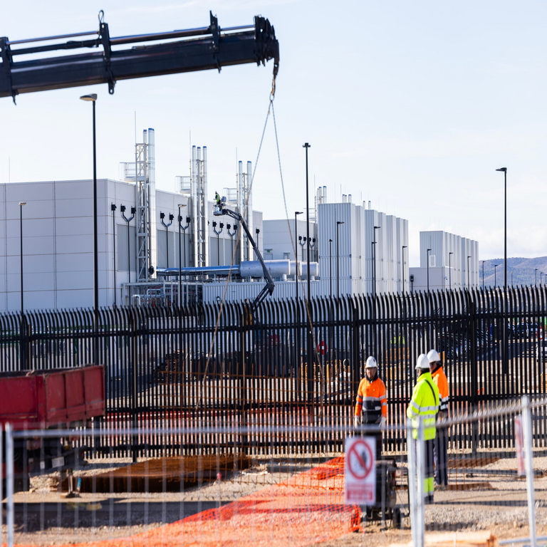 Los centros de datos representan el orgullo económico de Azcón, aunque consumen de manera intensiva la energía de Aragón.