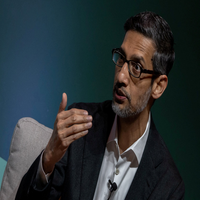 Alphabet resalta sus avances en inteligencia artificial y su sólida capacidad de inversión, al tiempo que OpenAI persigue financiamiento adicional.