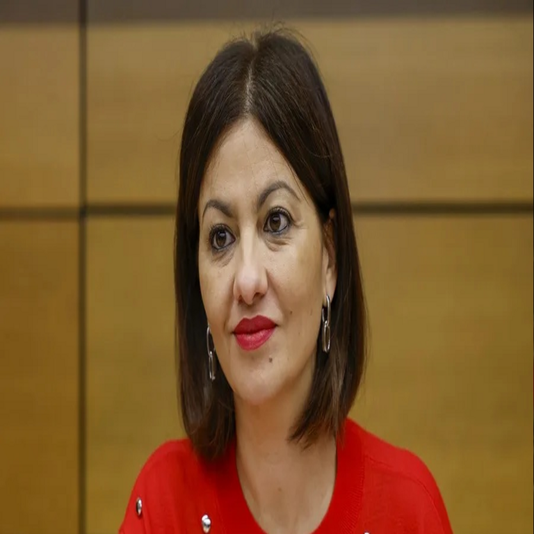 La ministra española respalda la limitación y probable prohibición del uso de X entre los jóvenes.