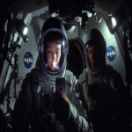 La NASA autorizará el transporte de iPhones a la Luna, aunque estos no constituyen los artefactos más inusuales en la órbita terrestre, que abarcan desde palos de golf hasta sándwiches.