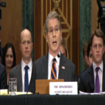 El Secretario del Tesoro declara que quienes rechacen la ley Clarity deberían trasladarse a El Salvador.