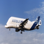 El Airbus Beluga, icónico avión de carga apodado la ballena, concluye su servicio tras tres décadas de operación.