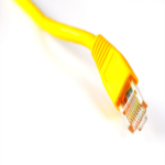 ¿Es compatible un cable Ethernet antiguo para su conexión en un televisor o computadora?