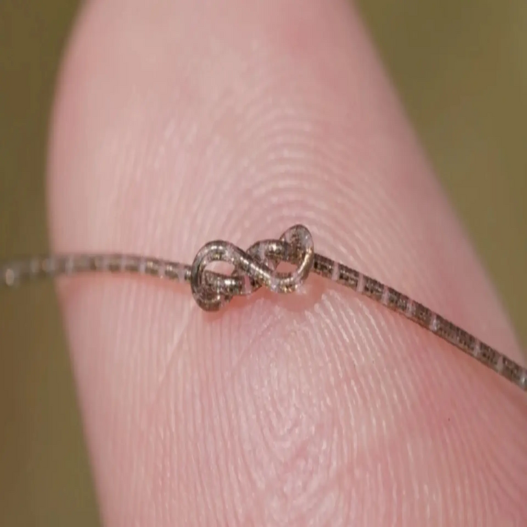 China crea un chip de fibra extremadamente delgado que resiste la flexión sin deterioro y soporta el peso de un camión de 15,6 toneladas.