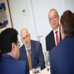 Óscar López sostiene una reunión con el director ejecutivo de Oracle para fortalecer la colaboración entre el sector público y privado en el marco de su primer viaje a una nación europea.