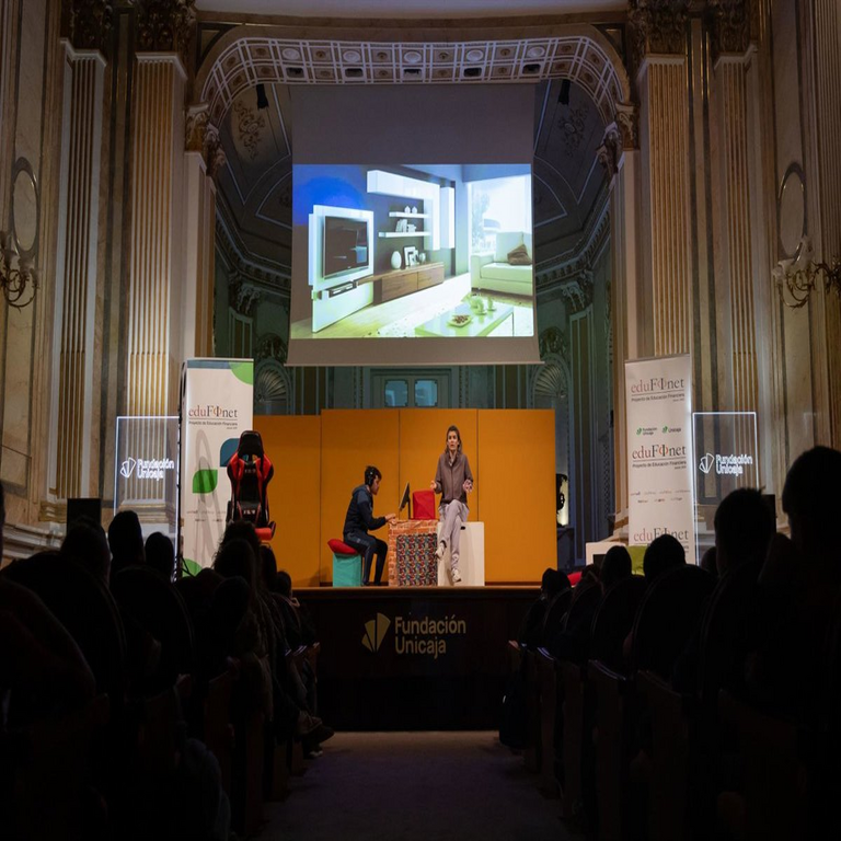 El Proyecto Edufinet imparte a más de 1.200 niños conocimientos fundamentales en educación financiera y ciberseguridad mediante representaciones teatrales.