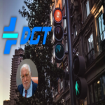 Pere Navarro, director de la Dirección General de Tráfico, presenta la farola definitiva: un poste equipado con iluminación, contenedor de residuos y semáforo integrado para facilitar la limpieza de las aceras.