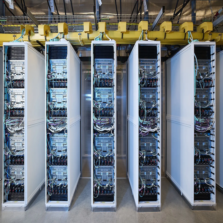 Microsoft ha descubierto un método para reducir el consumo de electricidad en los centros de datos de inteligencia artificial mediante el uso de superconductores.