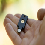 Yubico adelanta firmas digitales compatibles con passkeys en la próxima versión de firmware YubiKey 5.8.