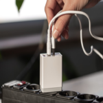 Los bomberos advierten sobre el uso inadecuado de las regletas multipuertos: el cargador del Mac no constituye el problema, sino los dispositivos conectados en puertos adyacentes.