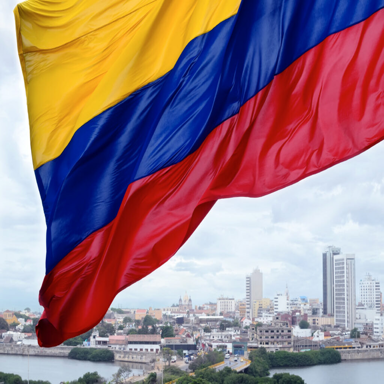 Claro Colombia registra un incremento de 500.000 líneas móviles en el cuarto trimestre de 2025, mientras que los ingresos totales experimentan una caída del 1,6%.
