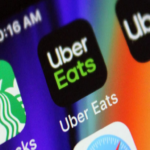 Uber Eats lanza su propio asistente de inteligencia artificial para ayudarte a configurar la cesta de la compra.