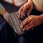 Microsoft refuerza la seguridad de Windows mediante alertas sobre aplicaciones que procuran acceder a recursos sensibles.