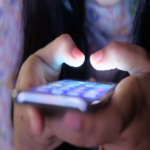 En México, el Senado examina el rol de los influencers y las redes sociales en la democracia digital.