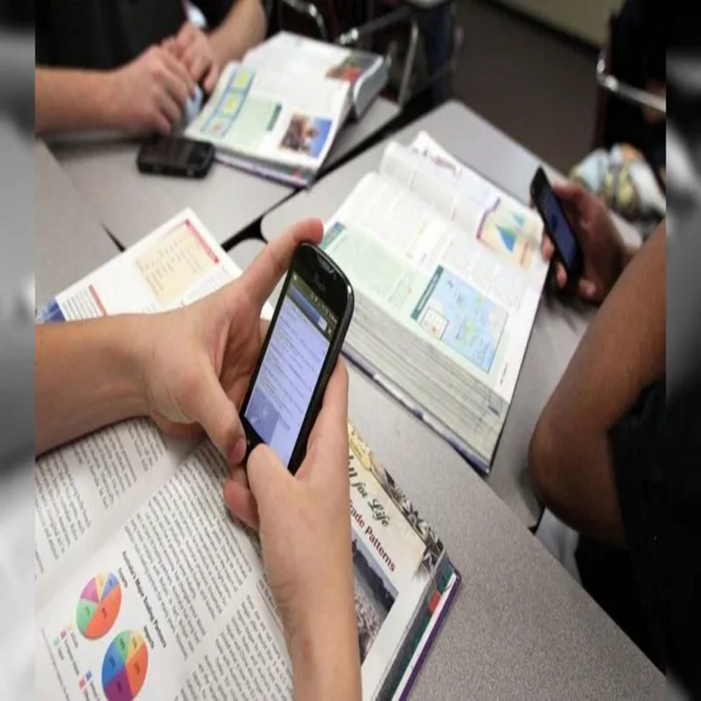 Costa Rica: ¿Es necesario excluir los teléfonos celulares de las aulas?