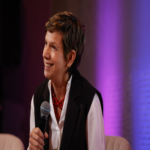 Ana María Raad, antropóloga, sostiene que la inteligencia artificial puede generar un impacto positivo en los procesos de aprendizaje, aunque es esencial diseñarlo de manera intencional.