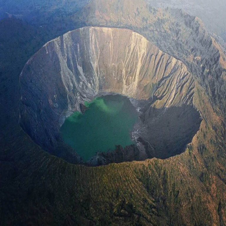 Expertos en vulcanología advierten sobre riesgos graves: uno de los volcanes más peligrosos del planeta exhibe indicios de reactivación, 44 años después de su última actividad.