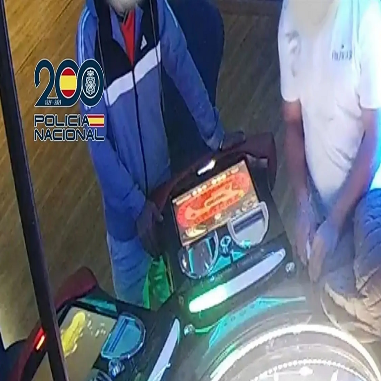 La maniobra fraudulenta de dos delincuentes detenidos por la Policía Nacional al sustraer 10.000 euros en tres horas dentro de un casino.
