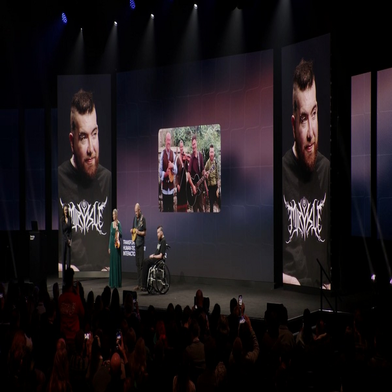 La esclerosis lateral amiotrófica robó la voz de este músico, pero la inteligencia artificial le permitió cantar nuevamente.