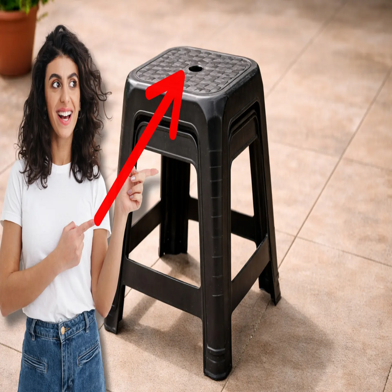 ¿Cuál es la finalidad del orificio circular en el asiento de las sillas de plástico? Integra una tecnología más avanzada de lo que se podría prever.