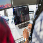 Se anticipaba que la inteligencia artificial desplazaría nuestros empleos, pero la realidad revela que está incrementando nuestra carga laboral y reduciendo el tiempo de descanso.