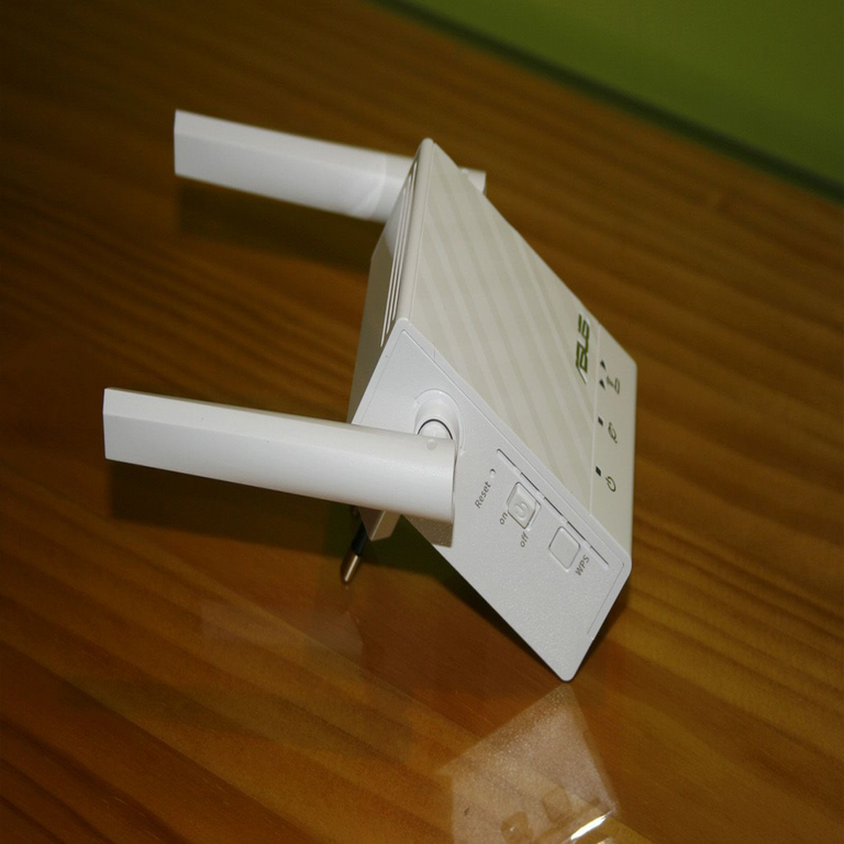 Razones por las que la conexión a Internet resulta deficiente pese a la vinculación cableada al extensor Wi-Fi.