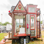 Esta minicasa se inspira en el diseño de una estación de bomberos compacta y resulta idónea para un retiro en entornos rurales.
